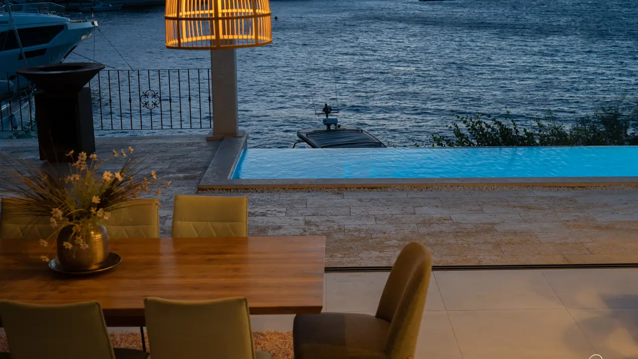 Poolside by the sea at Augusta Insula