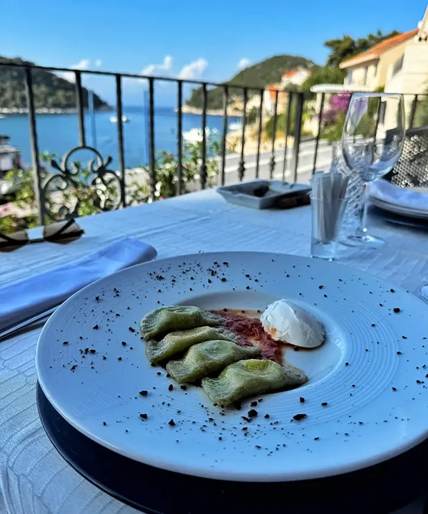 Restaurant & Bar